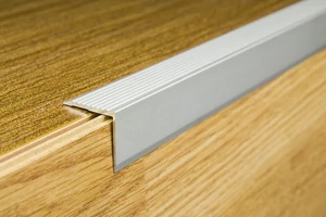 Szögletes utólagos ezüst eloxált alumínium lépcső profil 22x22mmx2,7m