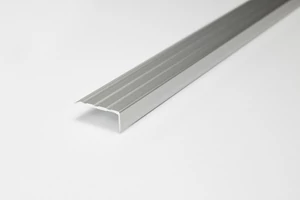Szögletes utólagos ezüst eloxált alumínium lépcső profil 10x25mmx0,9m
