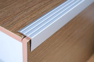 Szögletes utólagos öntapadós ezüst eloxált alumínium lépcső profil 25x25mmx2,7m