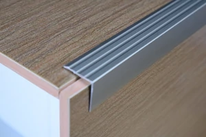 Szögletes utólagos öntapadós titán eloxált alumínium lépcső profil 25x25mmx2,7m