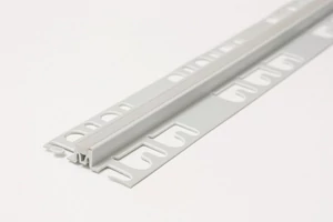 Szélestalpú vulkanizált világosszürke gumis (10mm széles) PVC dilatációs profil 8mmx2.5m