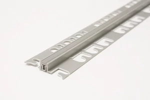 Szélestalpú vulkanizált sötétszürke gumis (10mm széles) PVC dilatációs profil 8mmx2,5m