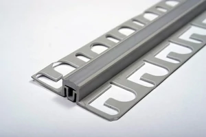 Szélestalpú vulkanizált sötétszürke (10mm széles) gumis PVC dilatációs profil