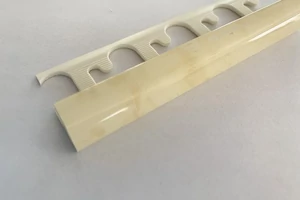 C íves halványbeige márványos PVC profil 8mmx2,7m