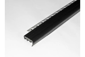 Szögletes beépíthető fekete gumis PVC talpú lépcső profil 10mmx2,7m