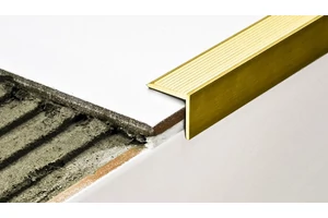 Szögltes utólagos öntapadós sárgaréz sárgaréz lépcső profil 22x22mmx2,7m