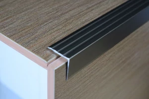Szögletes utólagos bronz eloxált alumínium lépcső profil 25x25mmx2,7m